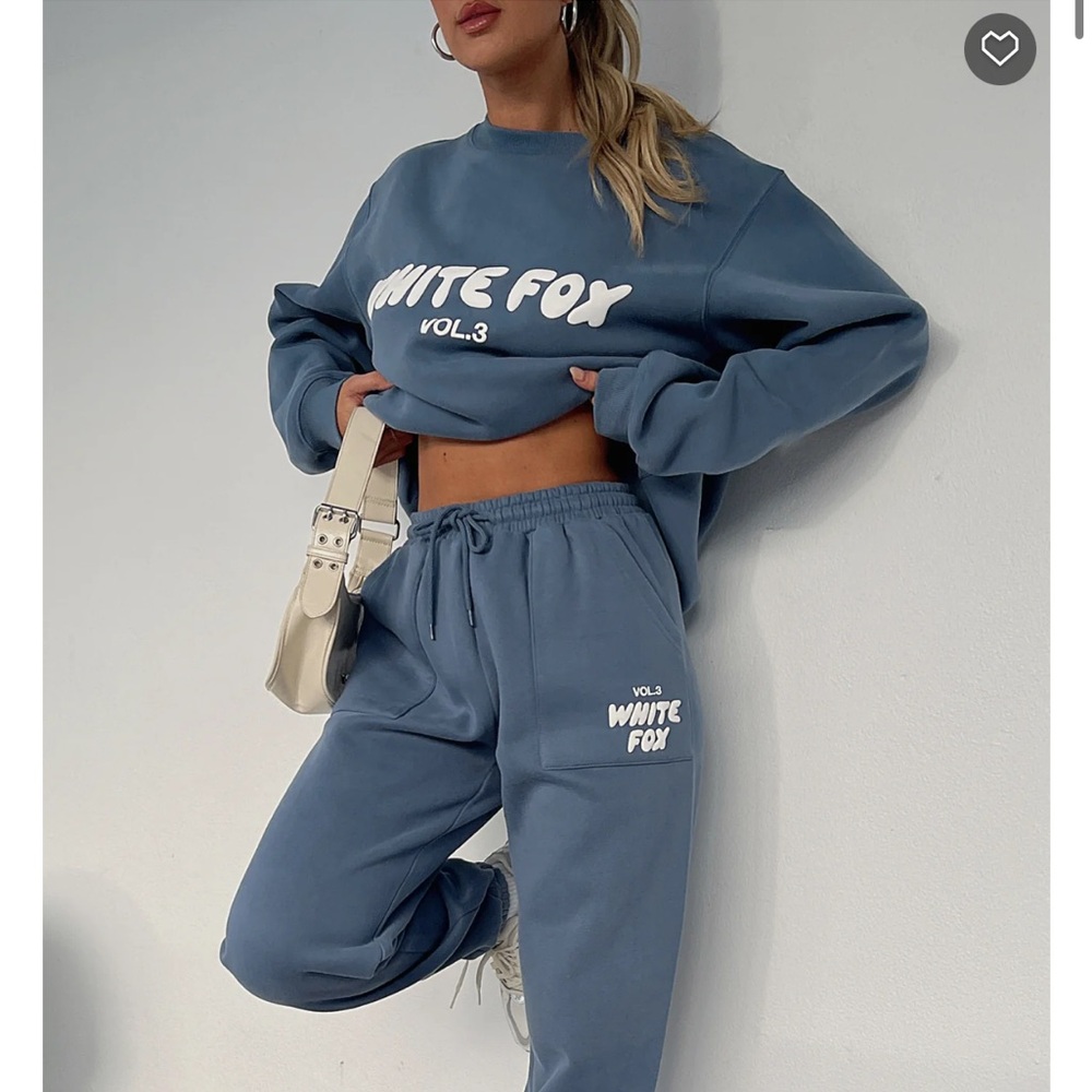 White fox lounge SET sweatshirts is m/l and sweatpants are M